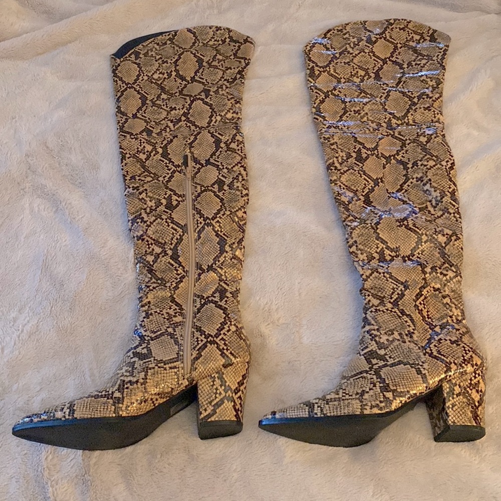 Boohoo thigh high western style snake skin print size 8 thin material low heel